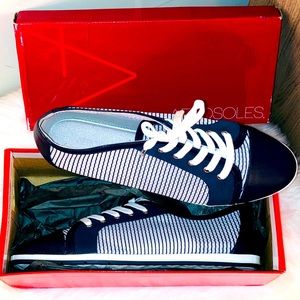 New Aerosoles Navy Blue & White flat sneakers size 11
